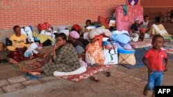 Des familles de migrants et de réfugiés dans un camp de fortune à Mamoudzou, Mayotte, le 16 juin 2016.