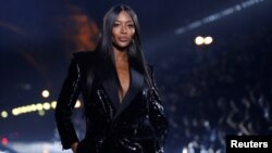 Naomi Campbell présente une création du designer Anthony Vaccarello dans le cadre de son défilé de prêt-à-porter féminin printemps/été 2020 pour la maison de couture Saint Laurent lors de la Fashion Week de Paris en France, le 24 septembre 2019. 