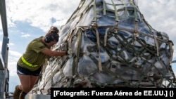 Un aviador descarga suministros médicos donados por organizaciones no gubernamentales estadounidenses. [Fotografía: Fuerza Aérea de EE.UU.]