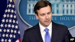 Juru bicara Gedung Putih, Josh Earnest menyayangkan keputusan untuk tidak mengirim pejabat tinggi AS dalam aksi solidaritas di Paris, Minggu (11/1).