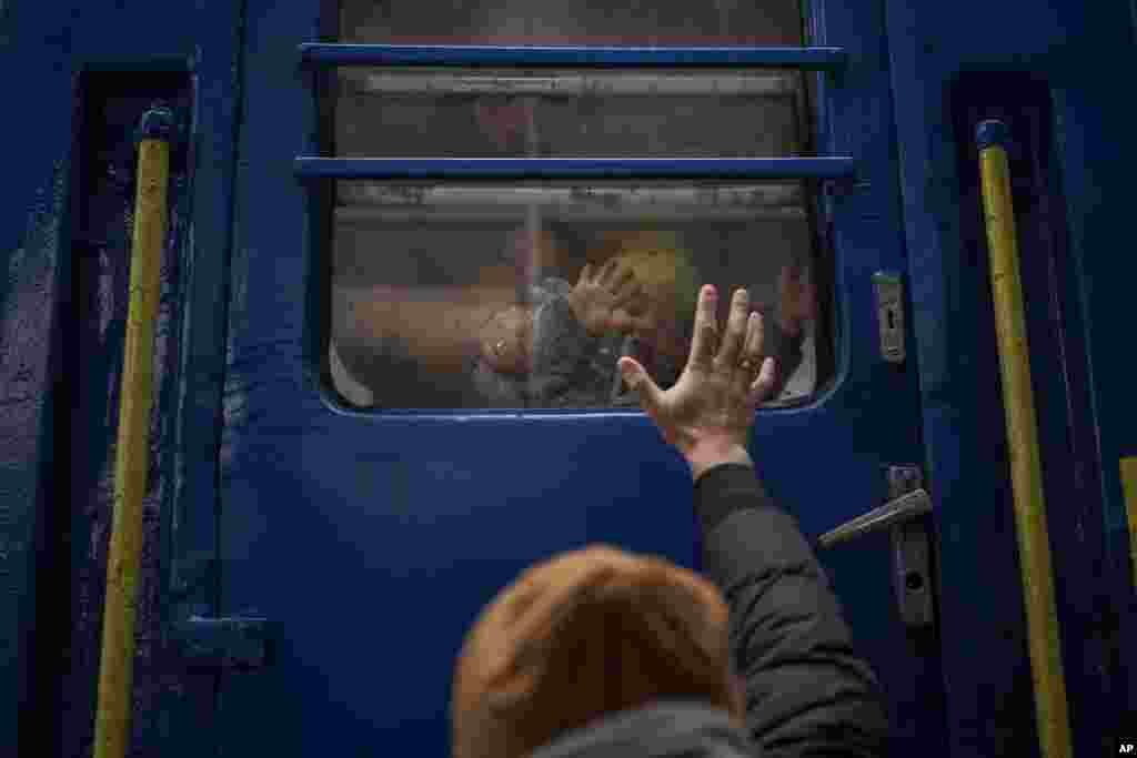 Stanislav dice adiós a su hijo de dos años, David, y a su esposa, Anna, luego de subir a un tren para marcharse a Leópolis, desde la estación de Kiev, Ucrania, el 3 de marzo de 2022. Stanislav se quedó para luchar mientras su familia buscó refugio en un país cercano.&nbsp;