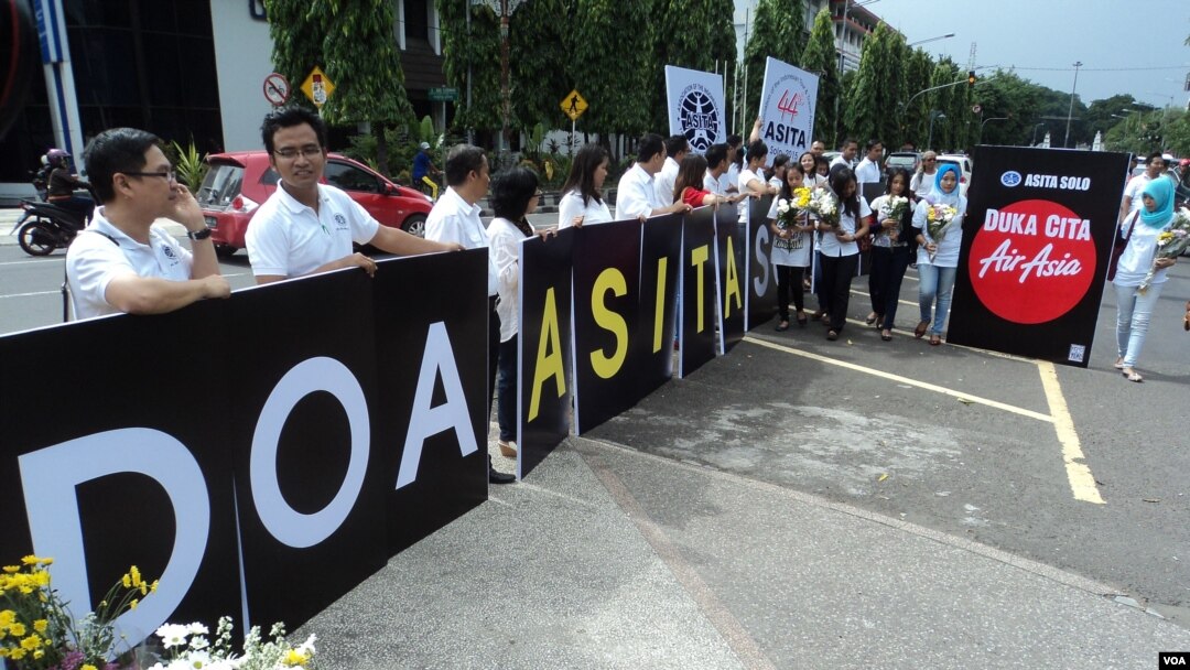 Berbagai komponen pariwisata yang tergabung dalam Asosiasi Biro dan perjalanan Wisata (ASITA) Solo membawa bunga dan poster solidaritas di depan Balaikota Solo, Rabu, 7 Januari 2014 (Foto: VOA/ Yudha)