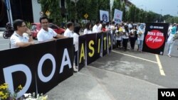 Berbagai komponen pariwisata yang tergabung dalam Asosiasi Biro dan perjalanan Wisata (ASITA) Solo membawa bunga dan poster solidaritas di depan Balaikota Solo, Rabu, 7 Januari 2014 (Foto: VOA/ Yudha)