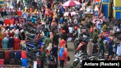 Para pengunjung memadati pasar tradisional di tengah wabah virus corona (Covid-19) di Pontianak, Kalimantan Barat, 22 Mei 2020. (Foto: Antara via Reuters)