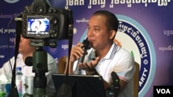 Khem Veasna, president of the League for Democracy Party, held a press conference during the party's 10th ​anniversary, Phnom Penh, Cambodia, June 26, 2016 . (Hul Reaksmey/VOA Khmer)