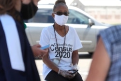 지난 7월 미국 텍사스주 그린빌에서 신종 코로나바이러스 방역을 위해 마스크를 쓴 2020 인구 센서스 조사원이 주민들의 조사 참여를 돕고 있다.