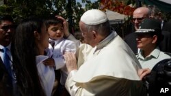 El papa Francisco saluda a un niño, hijo de una reclusa en la prisión de mujeres San Joaquín, en Santiago, Chile, el martes, 16 de enero de 2018. 