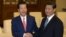 日本首相特使山口那津男(左)1月25日在北京人民大會堂﹐被中共總書記習近平接見並轉交了首相安倍給習近平的親筆信