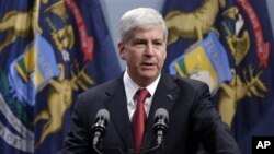 Gubernur Michigan, Rick Snyder berpidato dalam jumpa pers di Lansing, Michigan (11/12). Michigan menjadi negara bagian ke-24 yang menerapkan UU Hak Bekerja yang baru ditandatangani oleh Gubernur Snyder segera setelah disahkan oleh anggota DPR wilayah tersebut (AP Photo/Paul Sancya)