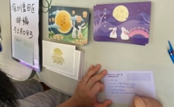 多名民主派立法全议员及区议员发起中秋节心意卡街站，呼吁市民写名信片寄到盐田看守所，向被拘留的12港人送上祝福。