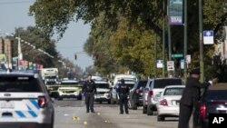 Tras un funeral, la policía de Chicago investiga un tiroteo ocurrido en el sur de Chicago, el lunes 22 de octubre de 2018.