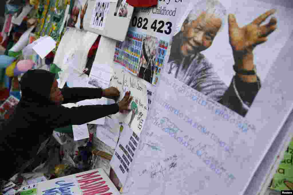 Wellwishers post messages outside the hospital where ailing former President Nelson Mandela is being treated in Pretoria, July 5, 2013.&nbsp;