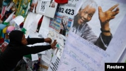 Warga memasang pesan untuk mendoakan kesembuhan Mandela di depan rumah sakit yang merawat mantan Presiden Nelson Mandela di Prestoria (5/7).