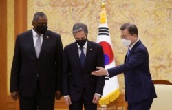 방한 중인 미국의 토니 블링컨 국무장관(가운데)와 로이드 오스틴 국방장관(왼쪽)이 18일 청와대에서 문재인 한국 대통령을 예방했다.