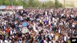 Kurdên li Dîyarbekirê biryara qedexekirina berbijarên xwe protesto dikin