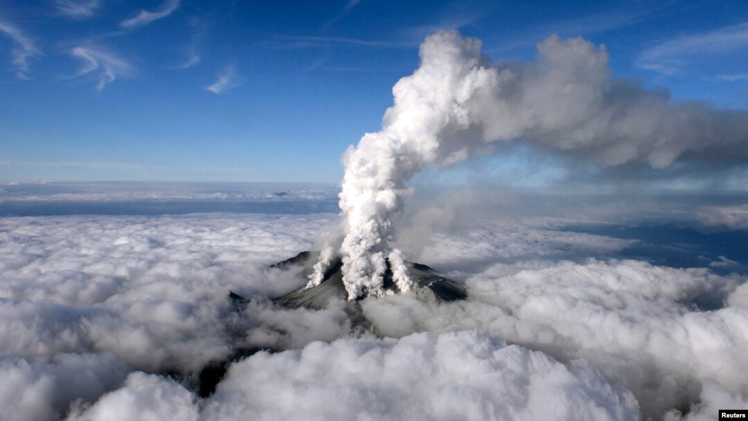 Asap vulkanik mengepul dari gunung berapi Ontake di Jepang (27/9).
