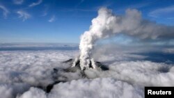 Asap vulkanik mengepul dari gunung berapi Ontake di Jepang (27/9).