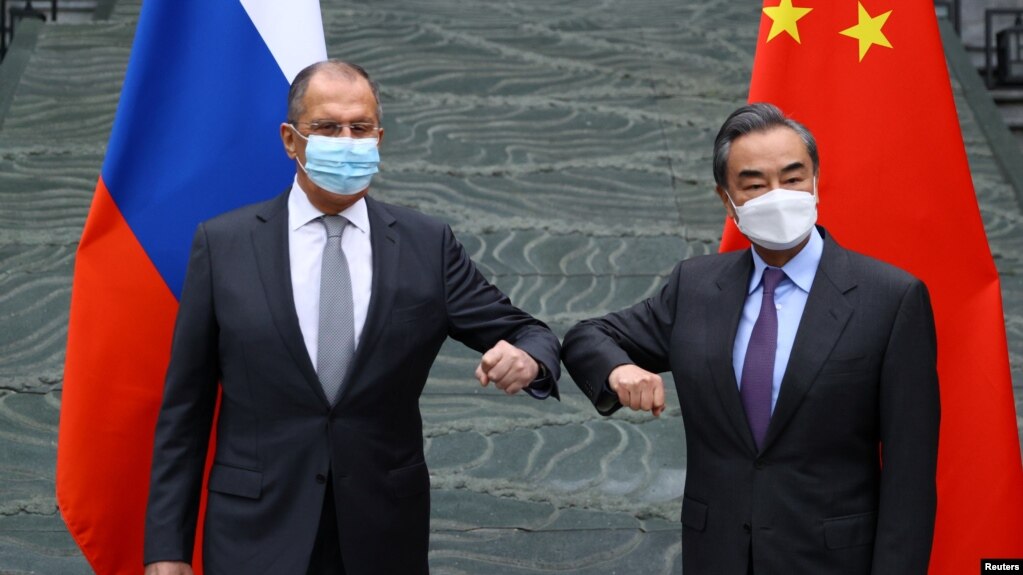 俄罗斯外长拉夫罗夫与中国外长在广西桂林举行会晤。（2021年3月22日）(photo:VOA)