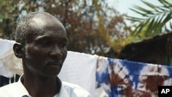 Felix Badila, un partisan de l'opposition à Goma, est resté chez lui, craignant d'être victime de violence, le 13 décembre 2011