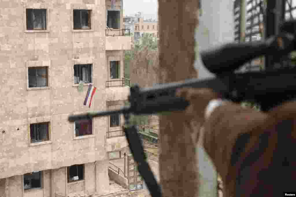 12月22日，一名叙利亚自由军的战士在阿勒颇 