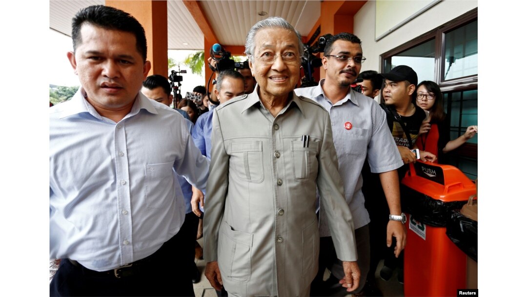 Mantan Perdana Menteri Malaysia Mahathir Mohamad tiba untuk mengunjungi pemimpin oposisi yang dipenjara Anwar Ibrahim, yang sedang memulihkan diri dari operasi, di Rumah Sakit Rehabilitasi Cheras di Kuala Lumpur, Malaysia 10 Januari 2018. (Foto: Reuters)