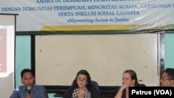 Direktur USAID Indonesia, Erin McKee (tengah) dan Konsul Jenderal Amerika Serikat di Surabaya Heather Variava, menghadiri dialog mengenai hak asasi manusia di kantor LBH Surabaya, Rabu, 26 April 2017 (Foto: VOA/Petrus)