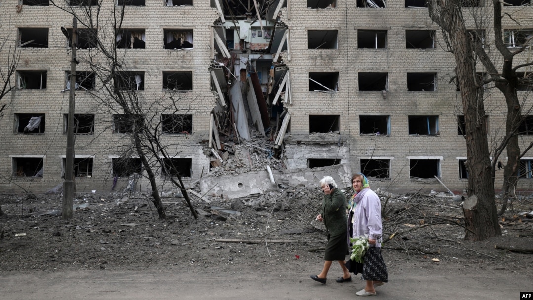 Starice hodaju pored hostela uništenog tokom ruskog bombardovanja grada Seljdove u regionu Donjeck, 14. aprila 2024. godine. (Foto: AFP/Anatolii Stepanov)