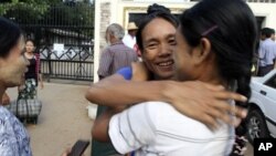 Một tù nhân được gia đình vui mừng chào đón bên ngoài nhà tù Insein ở Rangoon, ngày 15/11/2012.