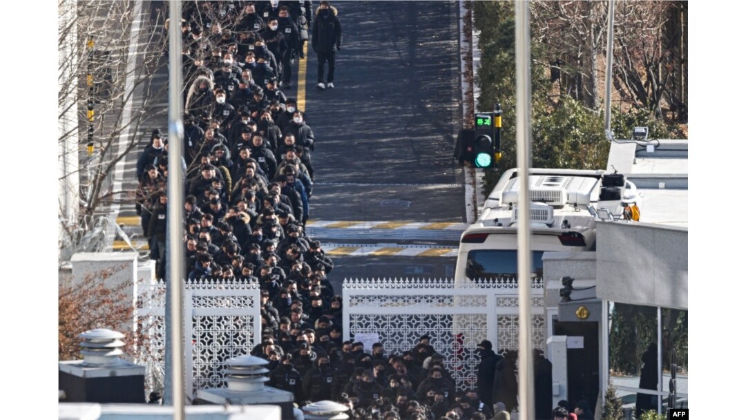 Policajci i istražitelji napuštaju rezidenciju opozvanog južnokorejskog predsjednika Yoon Suk Yeola u Seulu, 15. januara 2025.