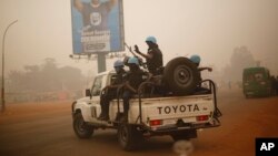 Des casques bleus du Rwanda patrouillent à Bangui, en Centrafrique, le 12 février 2016.