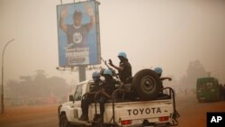 Les Casques bleus de la Minusca patrouillent dans les rues de Bangui, en Centrafrique, le 12 février 2016.