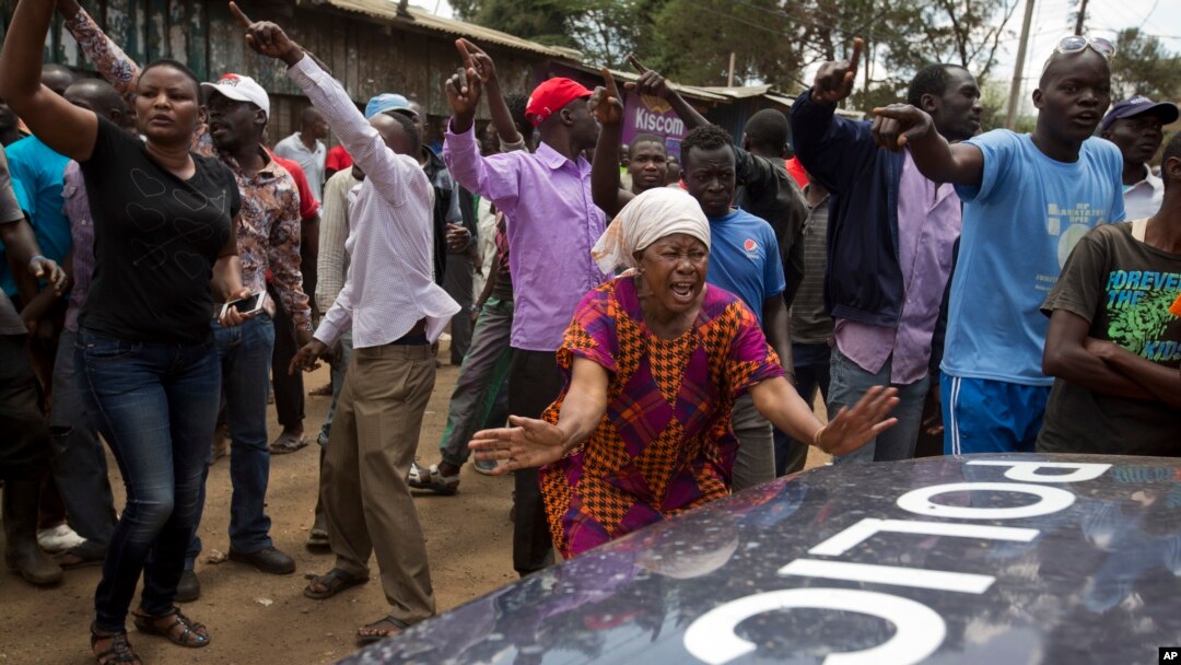 Bamwe mu bari mu myiyerekano bahangana na polisi y&#39;Amerika
