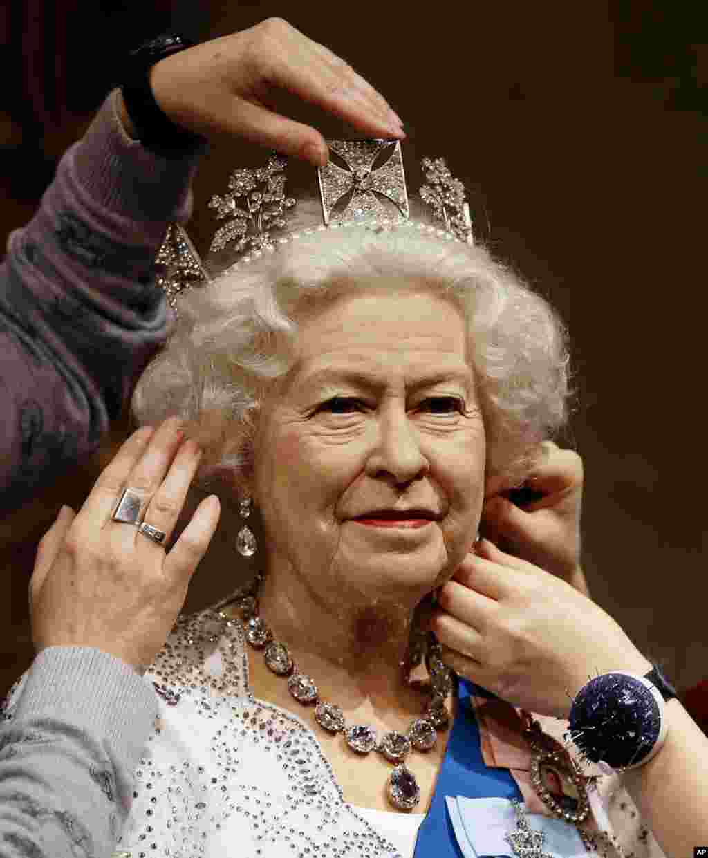 Model patung wax Ratu Inggris Elizabeth II disiapkan di Madame Tussauds di London.