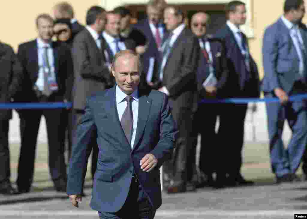 Russian President Vladimir Putin (C) arrives for the family picture event during the G20 summit in St. Petersburg, Sept. 6, 2013.