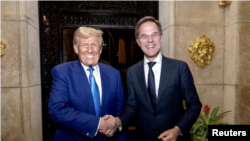 Sektretari i Përgjithshëm i NATO-s Mark Rutte dhe Presidenti i zgjedhur Donald Trump fotografohen pas takimit në Florida. Burimi: NATO 