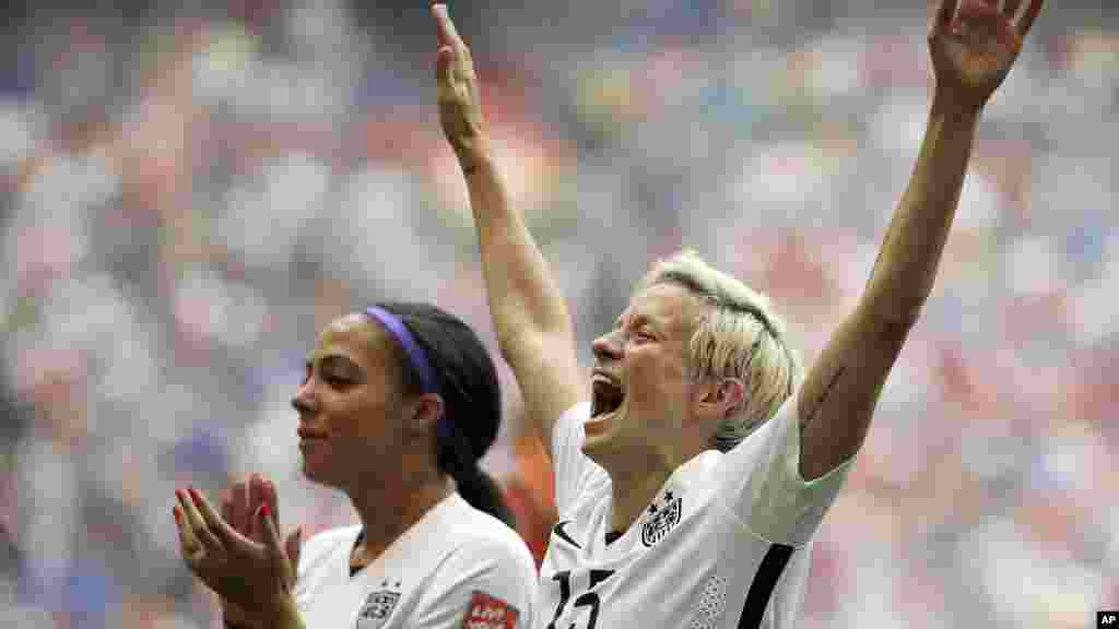 Les mains levées, Megan Rapinoe des Etats-Unis, à droite, célèbre avec Sydney Leroux, à gauche, après la victoire des Etats-Unis 5-2 sur le Japon en match de finale de la Coupe du Monde Féminine de la FIFA à Vancouver, Colombie-Britannique, le Canada, le dimanche 5 juillet 2015.