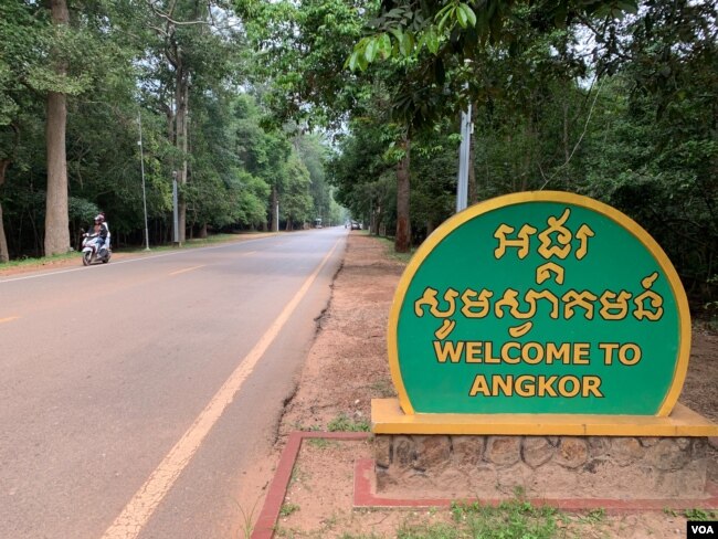ទិដ្ឋភាពផ្លូវទៅកាន់ប្រាសាទអង្គរវត្ត ថតនៅខេត្តសៀមរាប កាលពីថ្ងៃទី៩ ខែវិច្ឆិកា ឆ្នាំ២០១៩។ (ធីតា វីន/VOA)