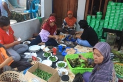 Rewang adalah tradisi gotong royong bagi ibu-ibu yang meminimalkan kebutuhan uang dalam acara besar. (Foto: VOA/ Nurhadi)