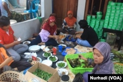 Rewang adalah tradisi gotong royong bagi ibu-ibu yang meminimalkan kebutuhan uang dalam acara besar. (Foto: VOA/ Nurhadi)