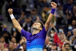 Srpski teniser Novak Đoković slavi na terenu nakon pobede protiv nemačkog tenisera Aleksandra Zvereva, u polufinalu US Opena, u Njujoru, 10. septebera 2021.