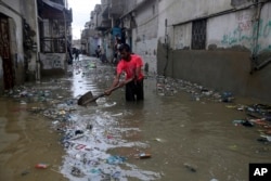 حالیہ بارشوں کے بعد کراچی کے گلی کوچوں میں پانی کھڑا ہو گیا۔