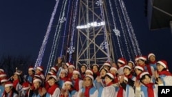 지난 2010년 성탄절을 앞두고 휴전선 남측 애기봉에 설치된 30미터 높이의 등탑. 북한 지역에서도 등탑의 불빛을 볼 수 있다. (자료 사진)