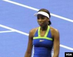 Venus Williams lolos ke perempat final setelah mengalahkan petenis Israel Shahar Peer, 7-6, 6-3 hari Minggu, 5 September 2010.