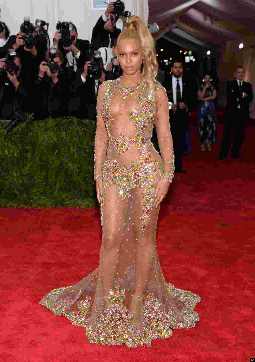 Beyoncé deixou pouco à imaginação do público com sua escolha de vestido.