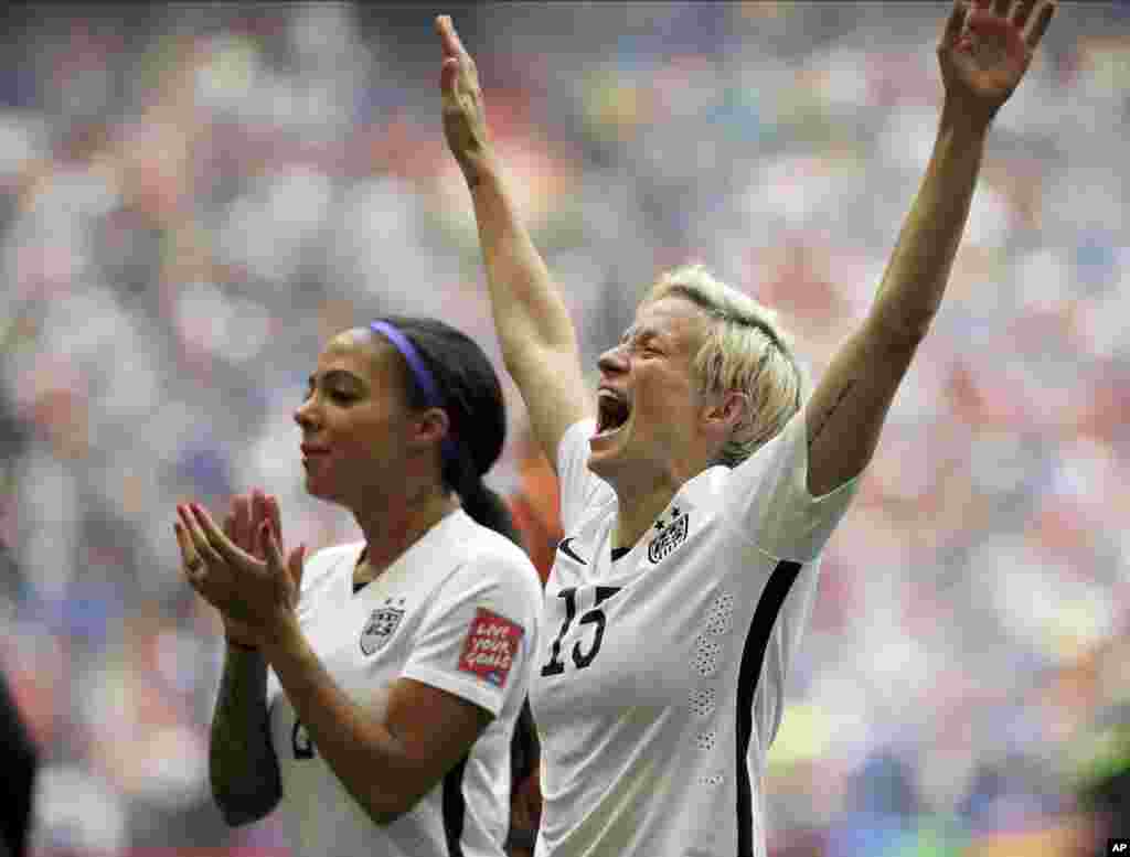 Megan Rapinoe, (dir), celebra com companheira de equipe Sydney Leroux, (esq) após ter ganho o Japão 5-2 no campeonato do Mundial Feminino da Fifa em Vancouver, Canadá, no Domingo, 5 de Julho, 2015.