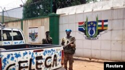 Un combattant de la coalition rebelle Seleka montant la garde devant un camp militaire d'Afrique du Sud abandonné dans Bangu, (Photo d'archives).