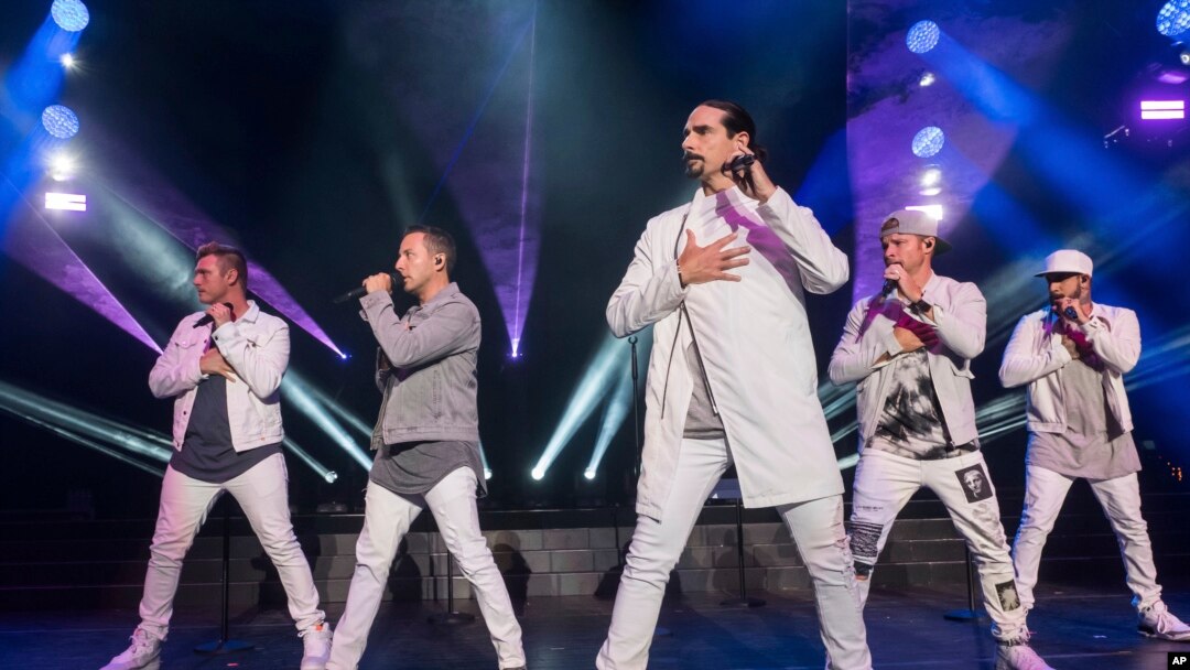 Anggota Backstreet Boys, dari kiri, Nick Carter, Howie Dorough, Kevin Richardson, Brian Littrell, dan AJ McLean tampil di KTUphoria 2018 di Jones Beach Theatre pada Sabtu, 16 Juni 2018, di Wantagh, New York. (Foto: AFP/Charles Sykes)