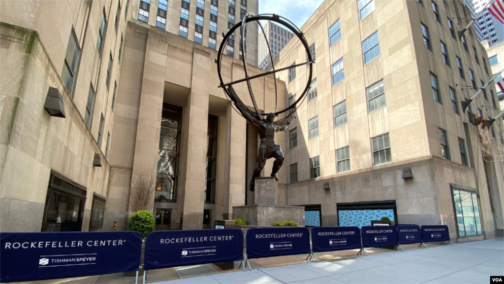 El Rockefeller Center, emblema de la sociedad neoyorquina, con su complejo de edificios alrededor de la plazuela y su estatua característica, se encuentra desolado.&nbsp;