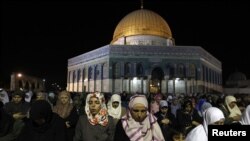 Warga Palestina menjalankan ibadah sholat di halaman masjid Haram al-Sharif (yang juga dikenal sebagai Temple Mount) di Yerusalem (Foto: dok). 