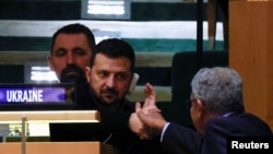 El Presidente de Ucrania, Volodymyr Zelenskiy, le da la mano mientras asiste a la 79.ª Asamblea General de las Naciones Unidas en la sede de las Naciones Unidas en Nueva York, EE.UU., el 24 de septiembre de 2024. REUTERS